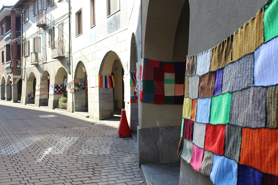 Uncinetto per la coperta più grande del mondo