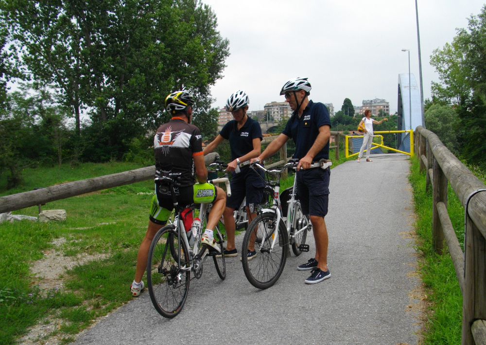 Polizia in bicicletta nel parco fluviale di Cuneo