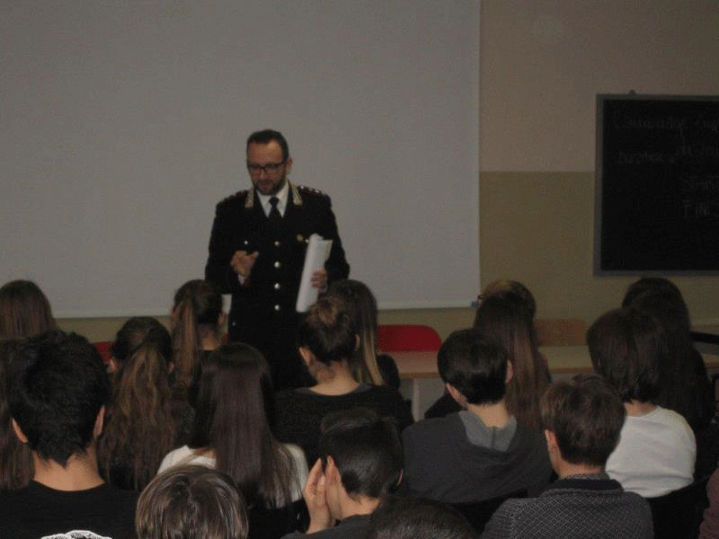 Saluzzo, Carabinieri parlano di bullismo ai liceali