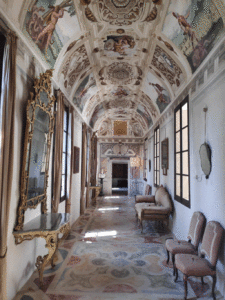 Castello-della-Manta,-Galleria-seicentesca-la-pancalera