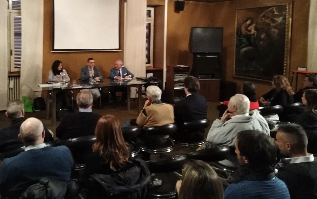 Carmagnola, Debora Bocchiardo dialoga con Domenico Agasso presentando il libro “La donna di Swarovski”