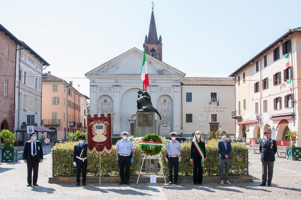 Corona d’alloro e silenzio per l’anniversario della Liberazione a Carmagnola