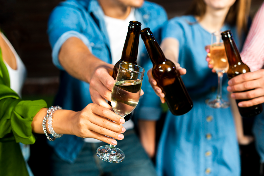 Carmagnola, vietato bere alcolici al di fuori dei locali nelle ore serali
