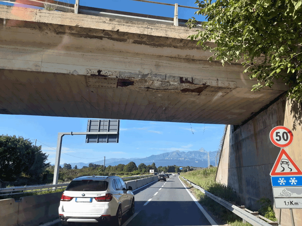 Cavalcavia Pinerolo danneggiato, nessun pericolo per la sicurezza