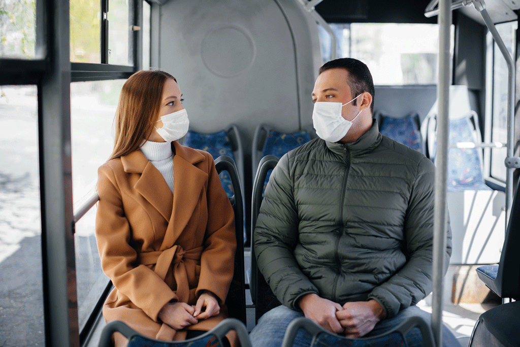 Stop al distanziamento su treni e bus in Piemonte, obbligo di mascherina