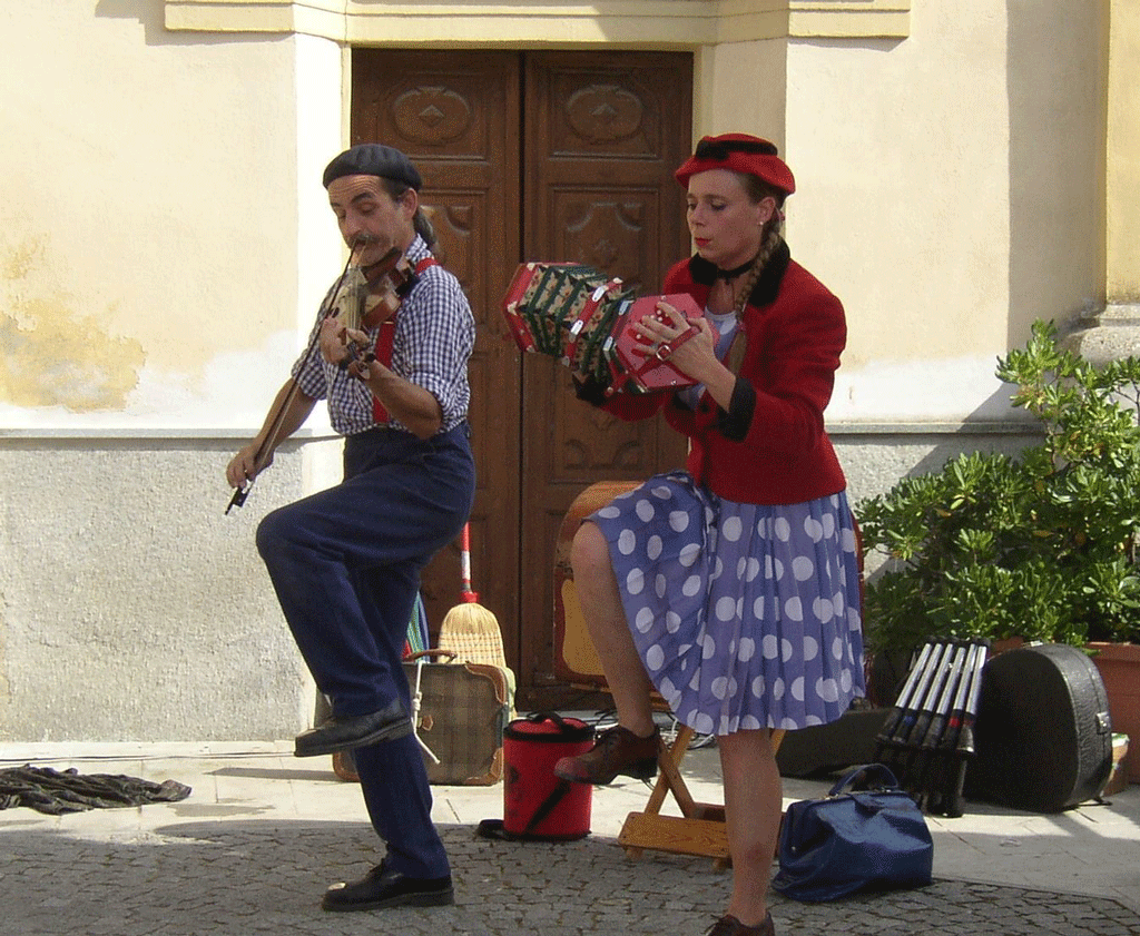 Giocoleria, marionette e acrobazie in piazza a Busca