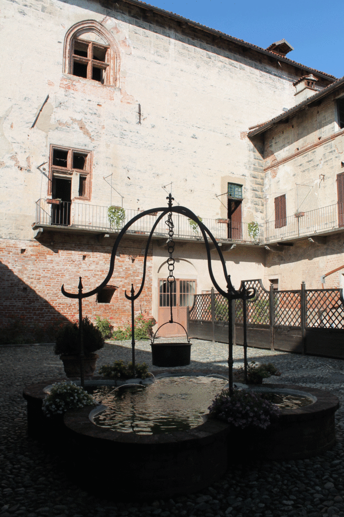 Cardé-cortile-castello