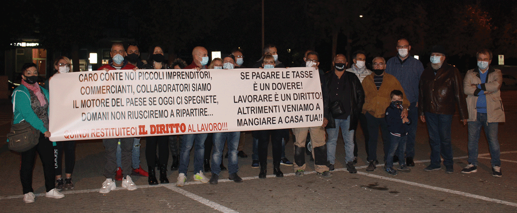 No al D.P.C.M. protestano i ristoratori a Carmagnola