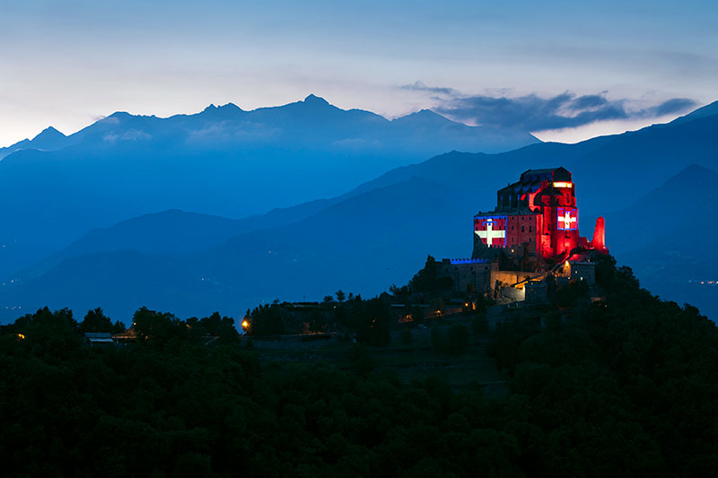 Il “Drapò” torna a illuminare la Sacra di San Michele, simbolo del Piemonte