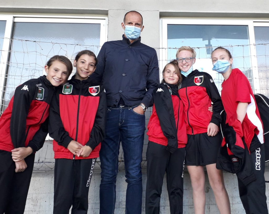 Le ragazze del Salsasio femminile con Massimiliano Allegri