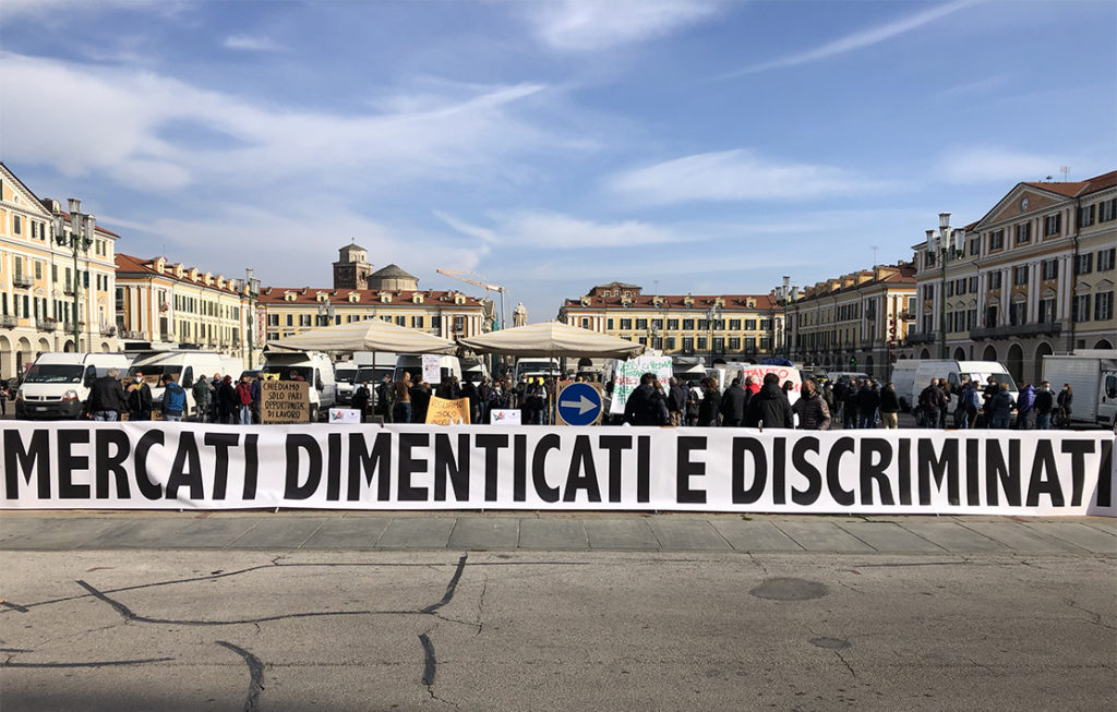 Ambulanti protestano per lo stop del Governo ai mercati non alimentari