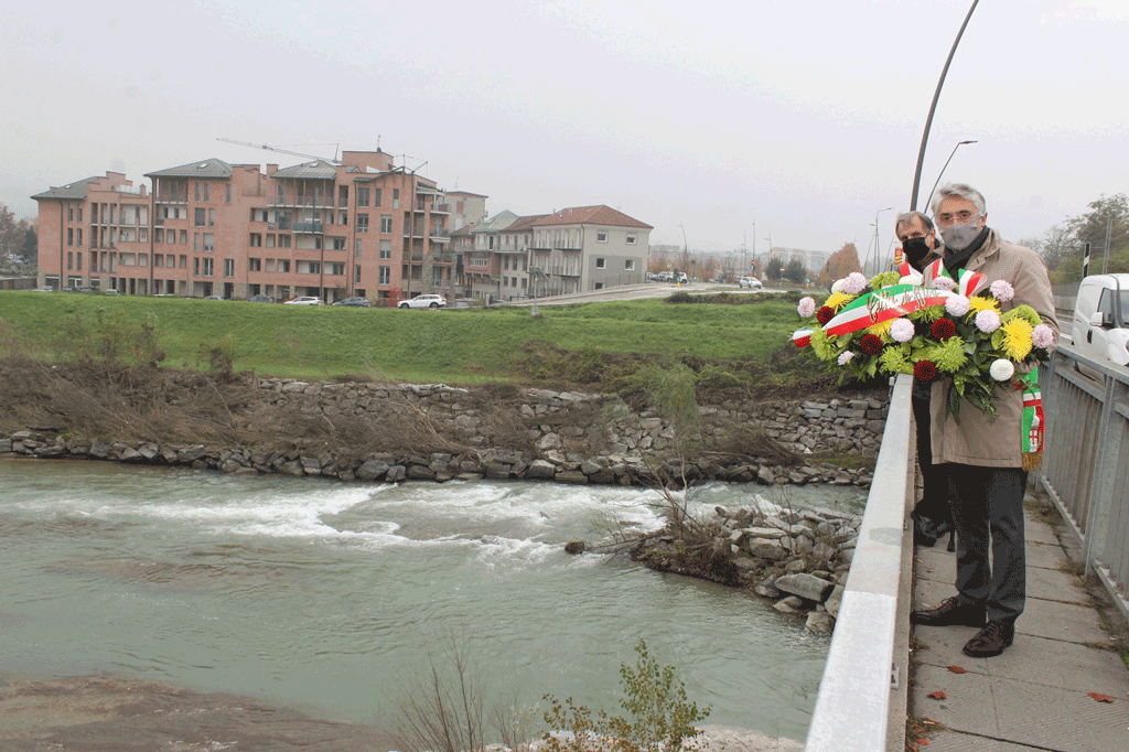 Fiori nel Tanaro per le vittime dell’alluvione del 1994