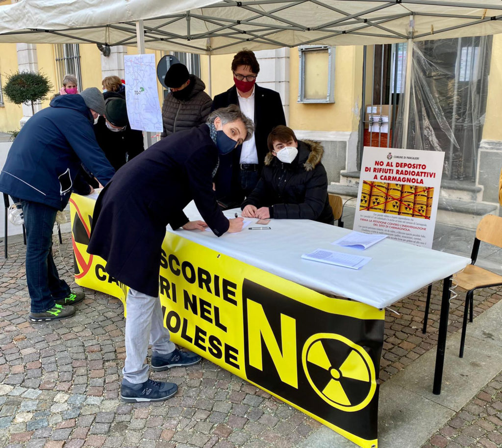 Firme dei pancalieresi contro il deposito di rifiuti radioattivi a Carmagnola