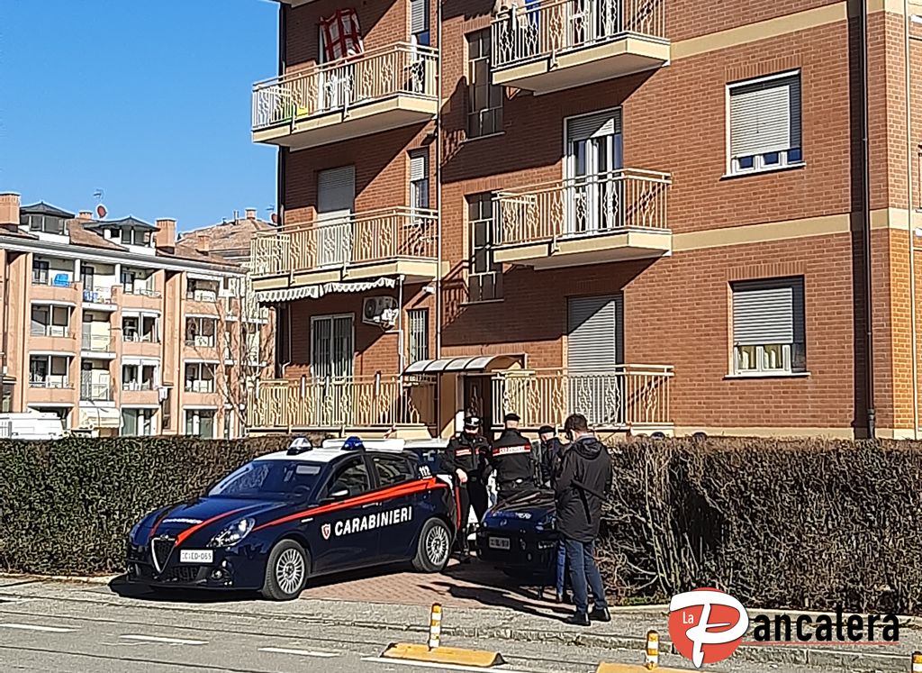 Carmagnola, uccide la moglie e il figlio di 5 anni, poi si butta dal balcone