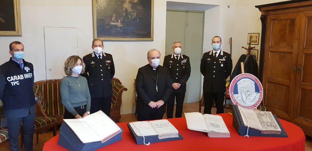 Volumi antichi restituiti dai Carabinieri alla Biblioteca Diocesana di Alba