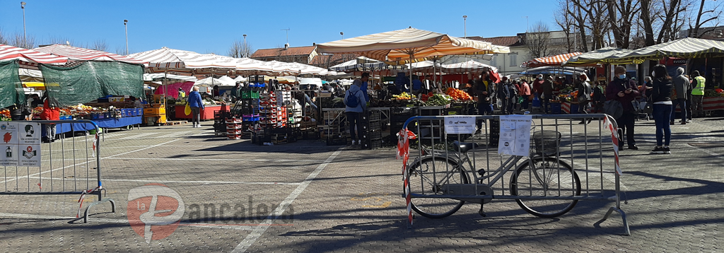 Carmagnola, al mercato in zona rossa con i soli banchi alimentari