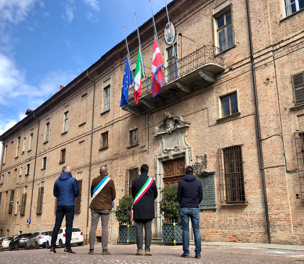 Saluzzo, bandiere a mezz’asta per ricordare le vittime del Covid