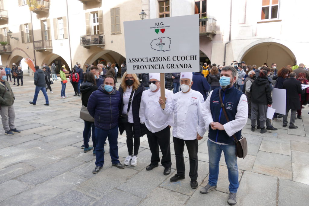 Commercianti e ristoratori in piazza a Torino e Cuneo: ripartire e lavorare