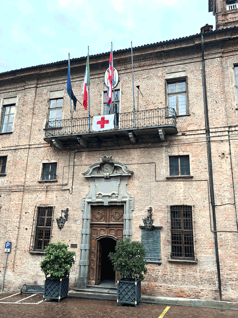 Bandiera-croce-rossa-municipio-saluzzo-la-pancalera-giornale-notizie-2