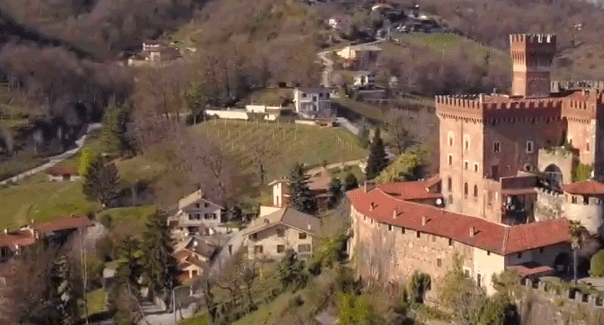 Saluzzo consegna a Giulio Mellano pergamena onorificenza di Cavaliere