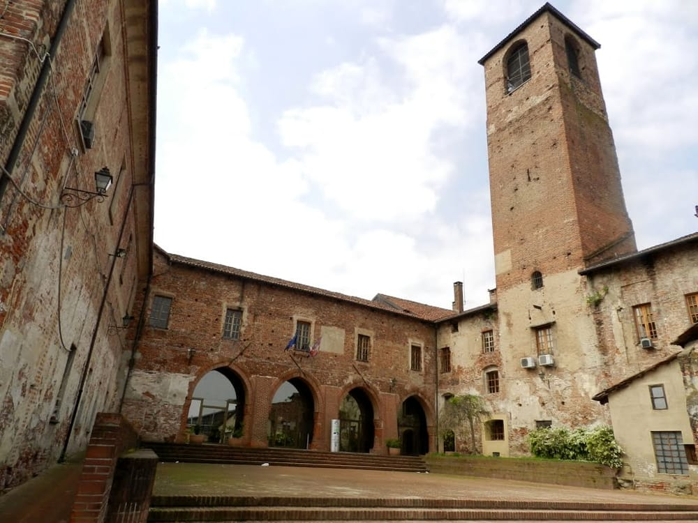 Cortile castello cinema carmagnola la pancalera