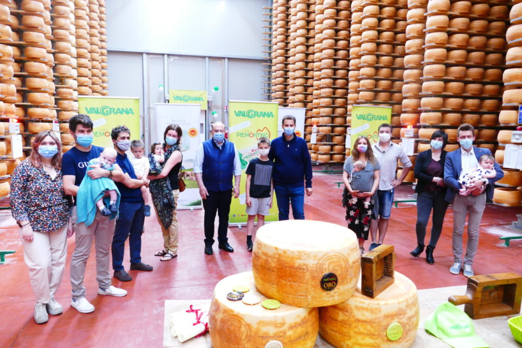 Quattro nati del 2021 premiati col formaggio Valgrana