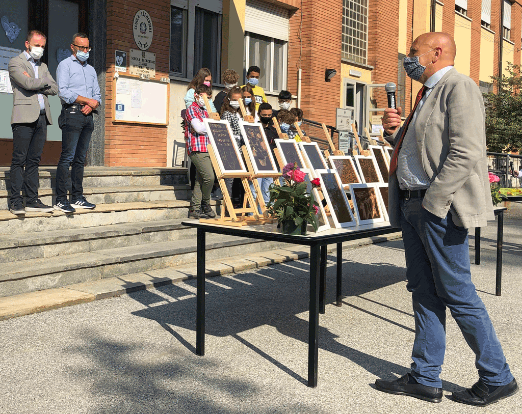 Al direttore dell’Asl Cn2 le opere degli studenti di Sommariva Bosco