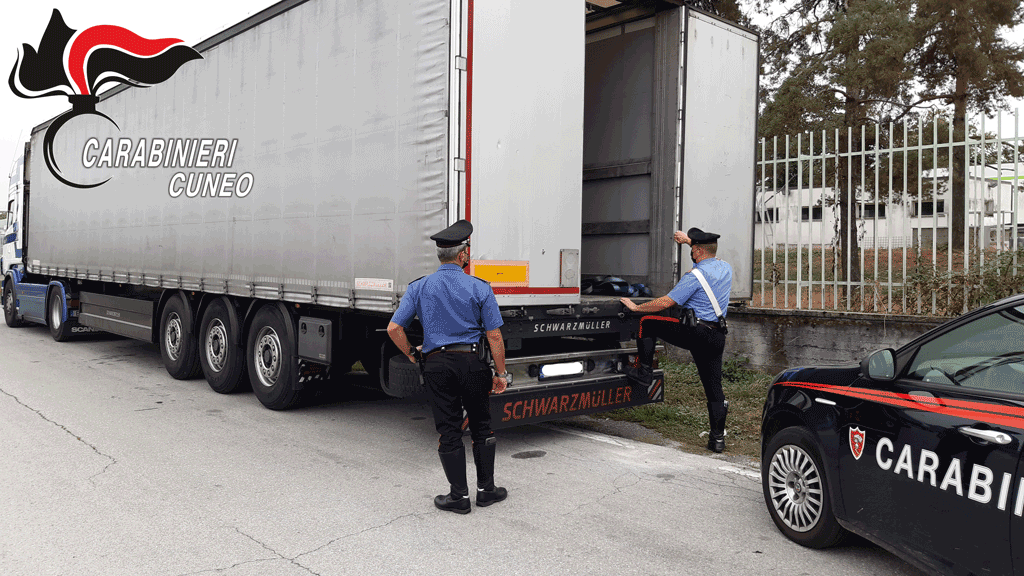 Mondovì intracciati immigrati afghani e pachistani, viaggiavano nascosti in un tir