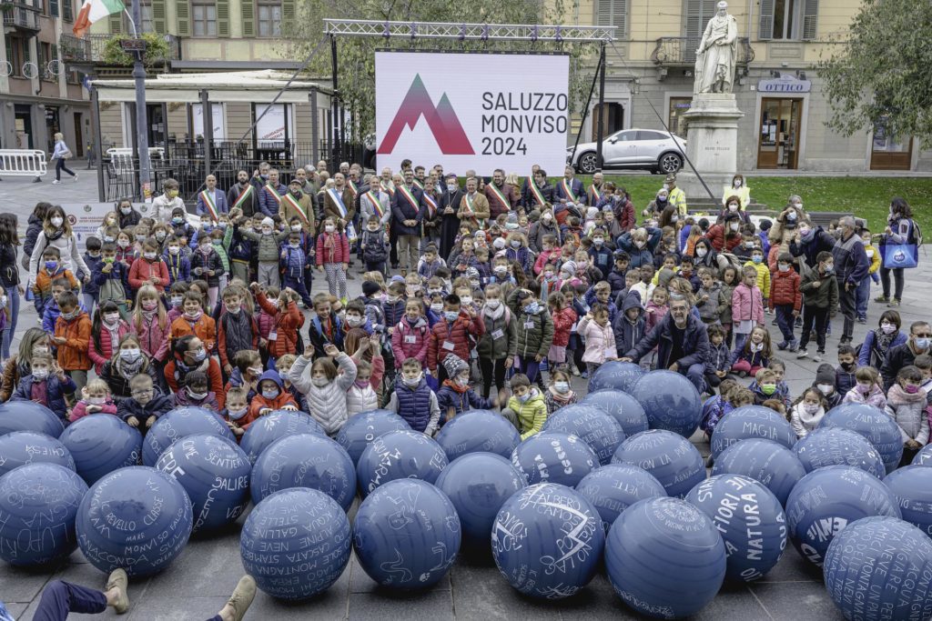 Flash mob con i bimbi per la presentazione del dossier di candidatura Saluzzo Capitale cultura 2024