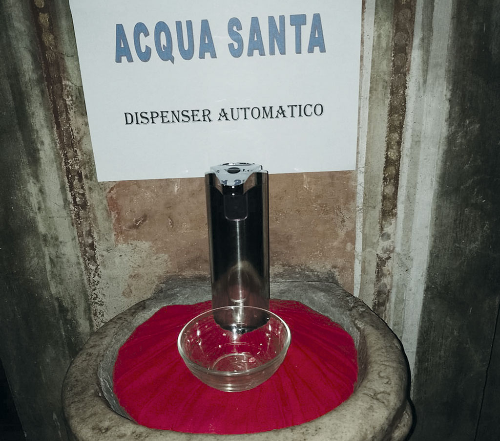 Dispenser automatici di acqua Santa nelle chiese di borgo Salsasio a Carmagnola