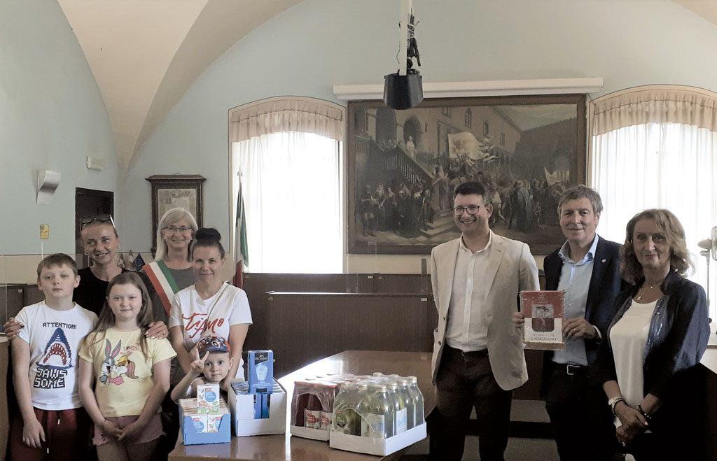 Dono del Rotary di Carignano alle famiglie ucraine accolte a Carmagnola