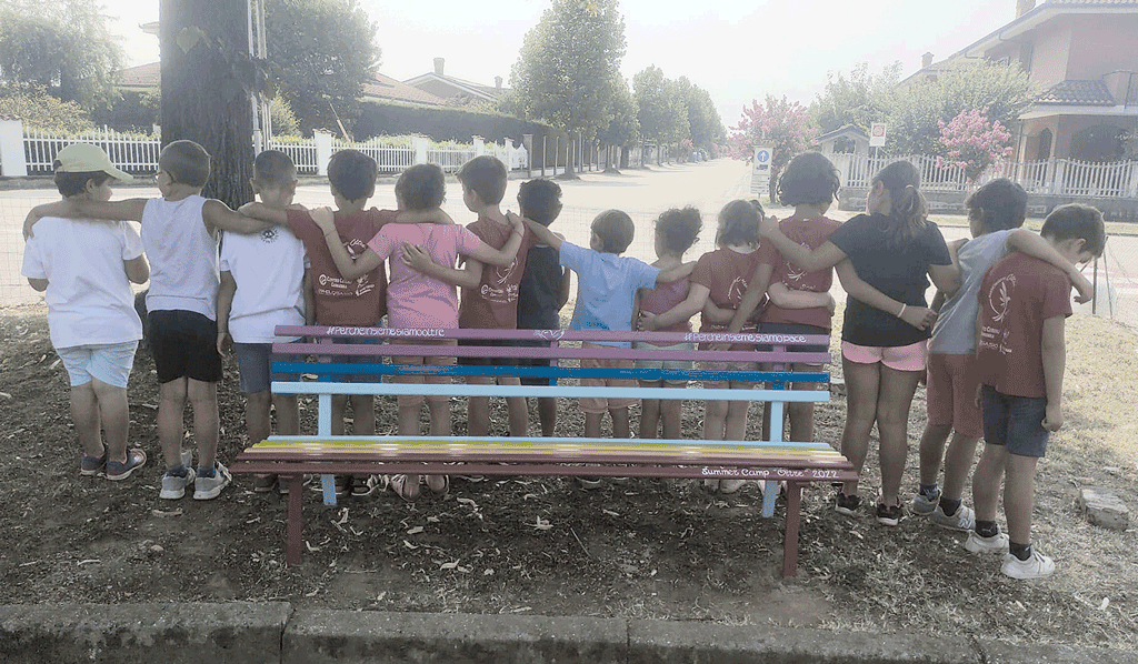 Osasio, bambini del Summer Camp Oltre dipingono panchina con i colori della pace