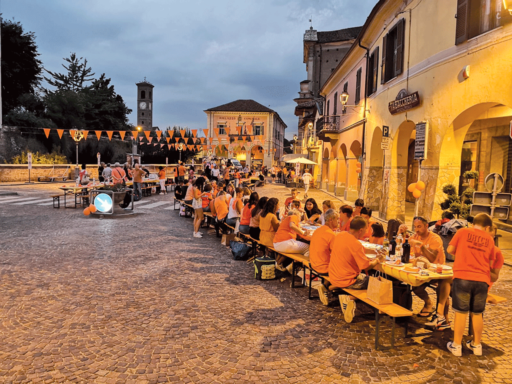 In 400 in piazza per la cena in arancione di Moretta