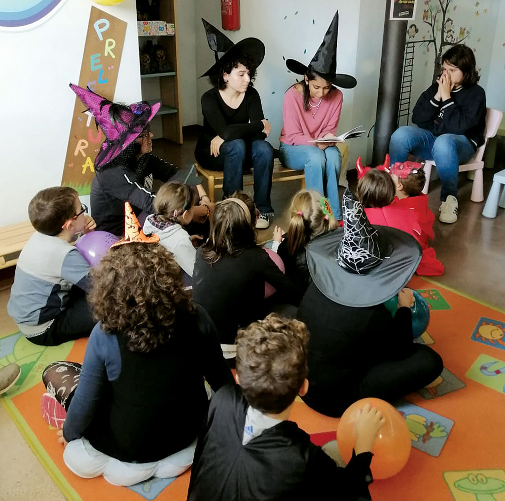 Tanti i bambini alla biblioteca di Moretta per le letture paurose di Halloween