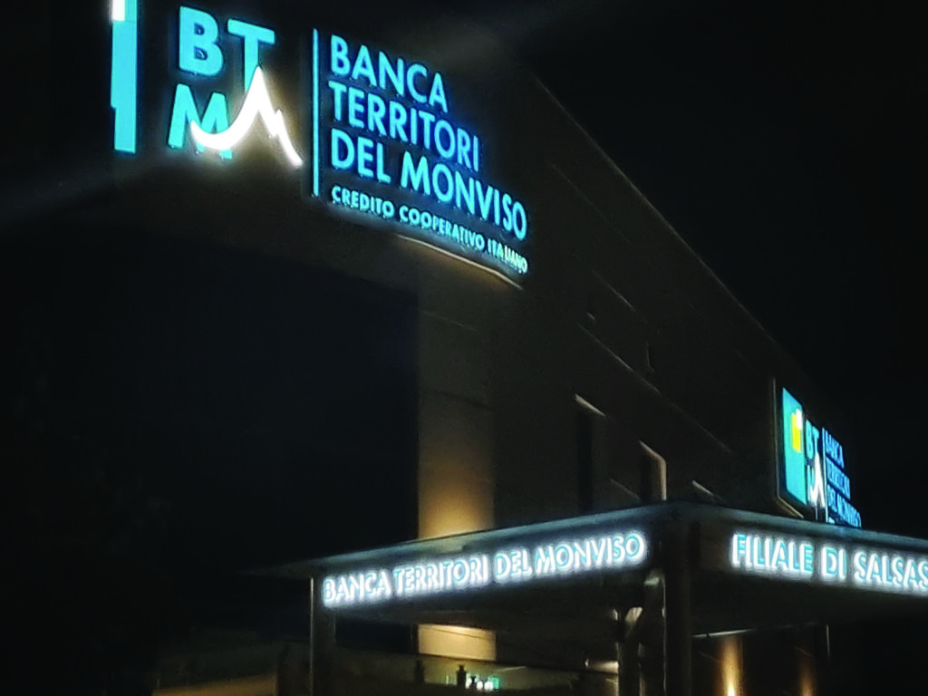 Banca Territori del Monviso spegne le insegne dopo mezzanotte