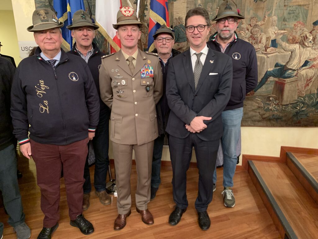 Davide Nicco e il comandante della Brigata Alpina Taurinense, generale Nicola Piasente, assieme agli Alpini di Poirino, Santena e Villastellone