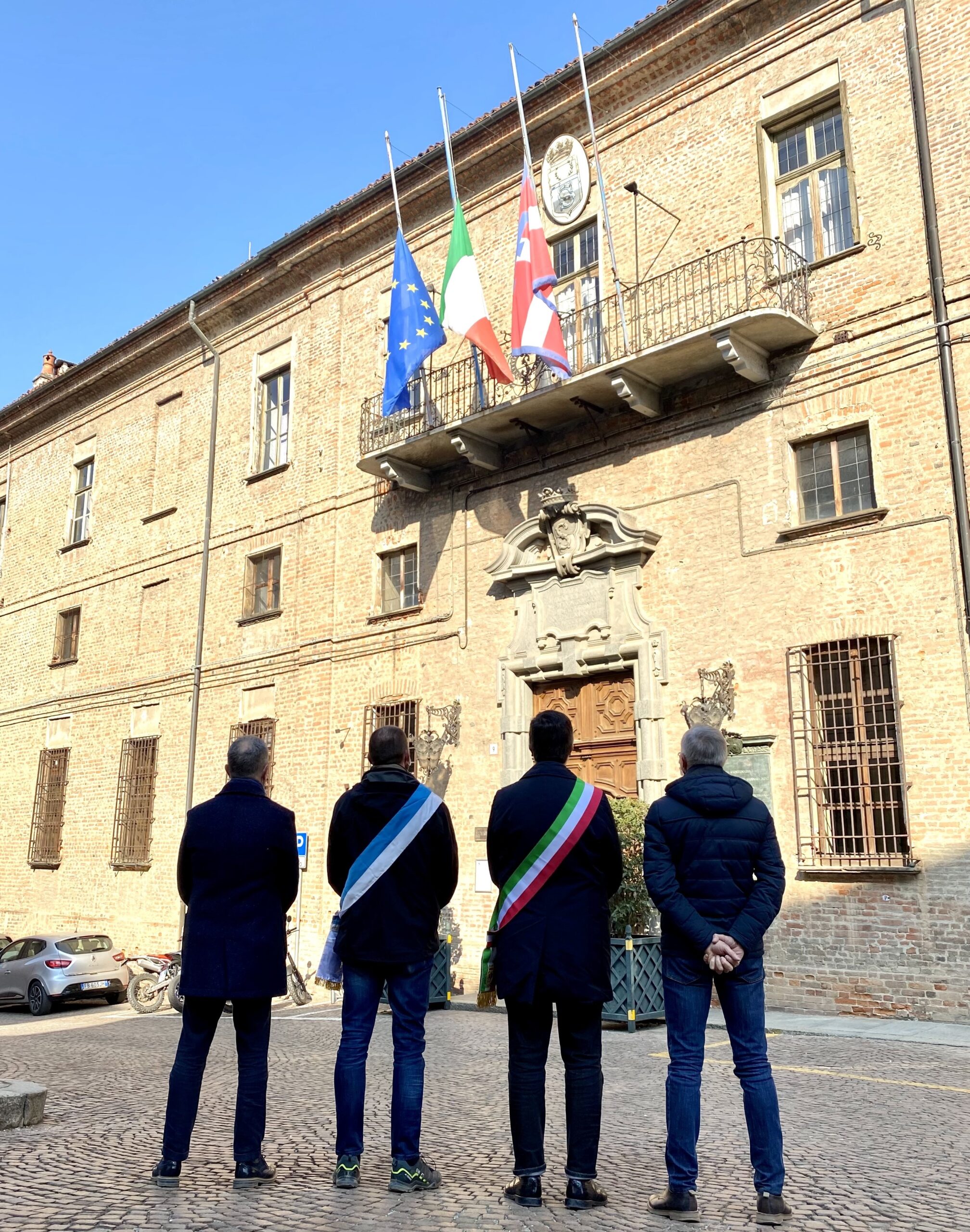 Riuniti davanti al municipio di Saluzzo per il giorno del ricordo
