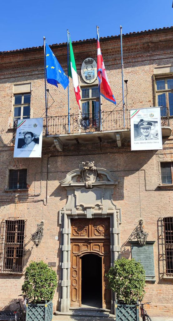 Le foto di Dalla Chiesa e Damiano esposte sul municipio di Saluzzo