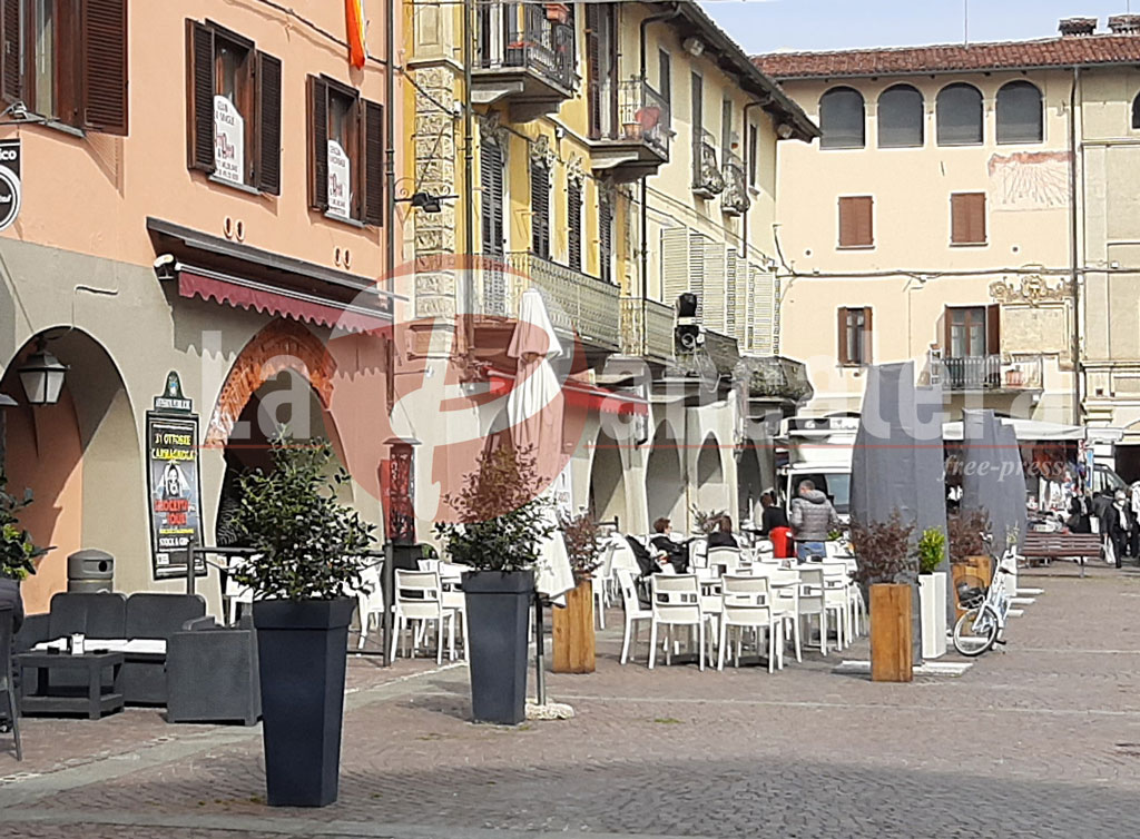 Carmagnola-piazza-Sant'Agostino-pasticceria-molineris