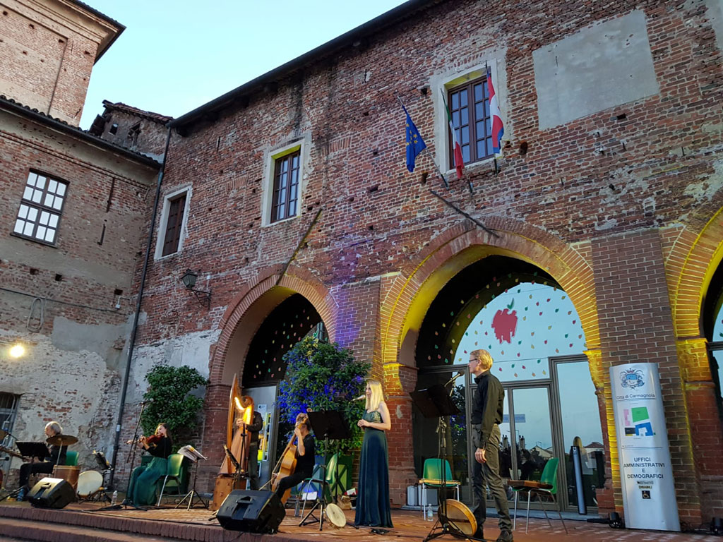 Teatro con la compagnia Torino Spettacoli nel cortile del Castello di Carmagnola