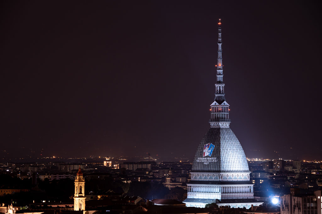 Mole illuminata per i 37 anni della Fondazione Piemontese per la Ricerca sul Cancro