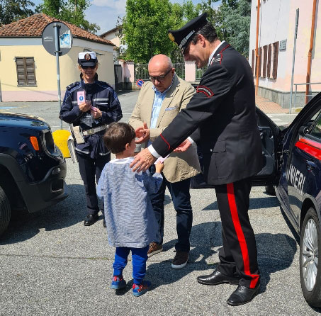 Gli agenti della polizia locale alla scuola dell’infanzia per una lezione sulla sicurezza