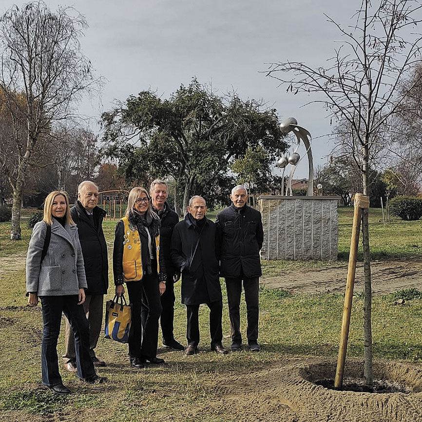 Un tiglio vicino al Monumento al Nonno grazie al Lions Club Carmagnola