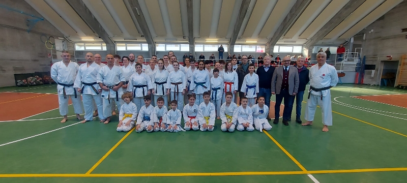Numerosi atleti presenti allo stage di karate a Moretta