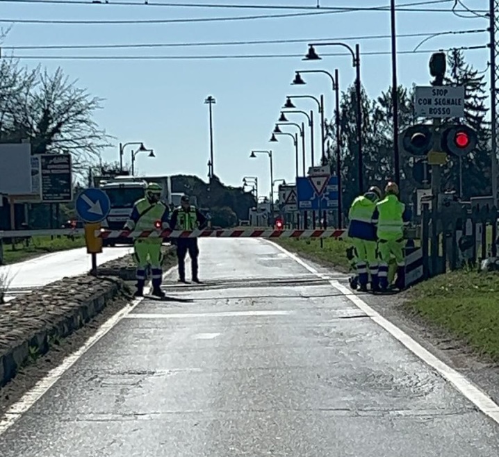 Camion sfonda le barriere del passaggio a livello di Vinovo