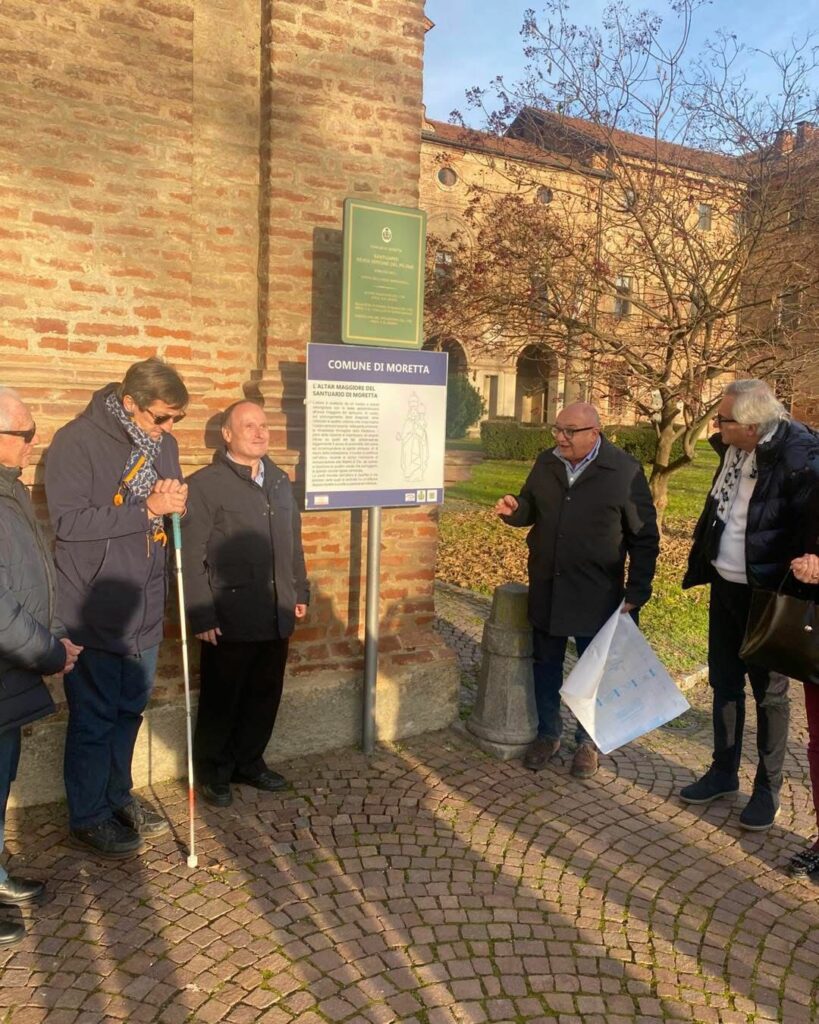 Un pannello per non-vedenti al santuario di Moretta