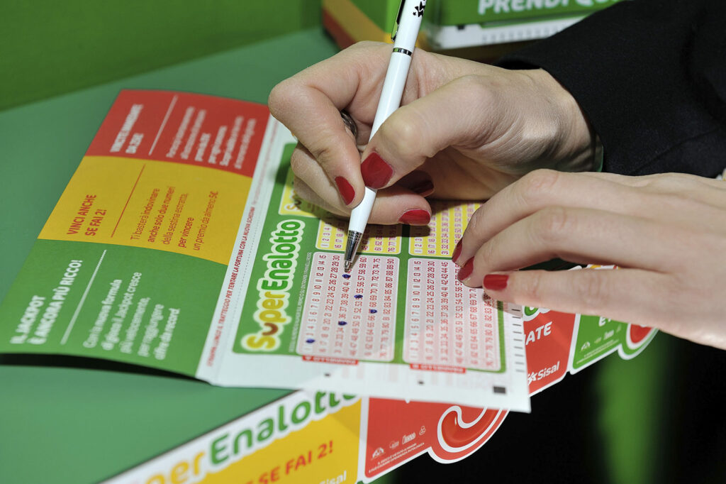 SuperEnalotto, Carmagnola premia con un “5” da 20mila euro
