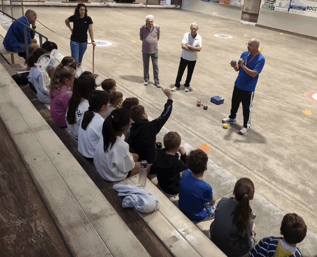 Piobesi, bimbi imparano a scuola il gioco delle bocce